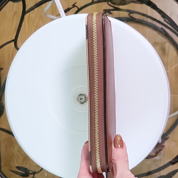 Like New Burberry House Check Derby Leather Elmore Wallet - Picture 9 of 12